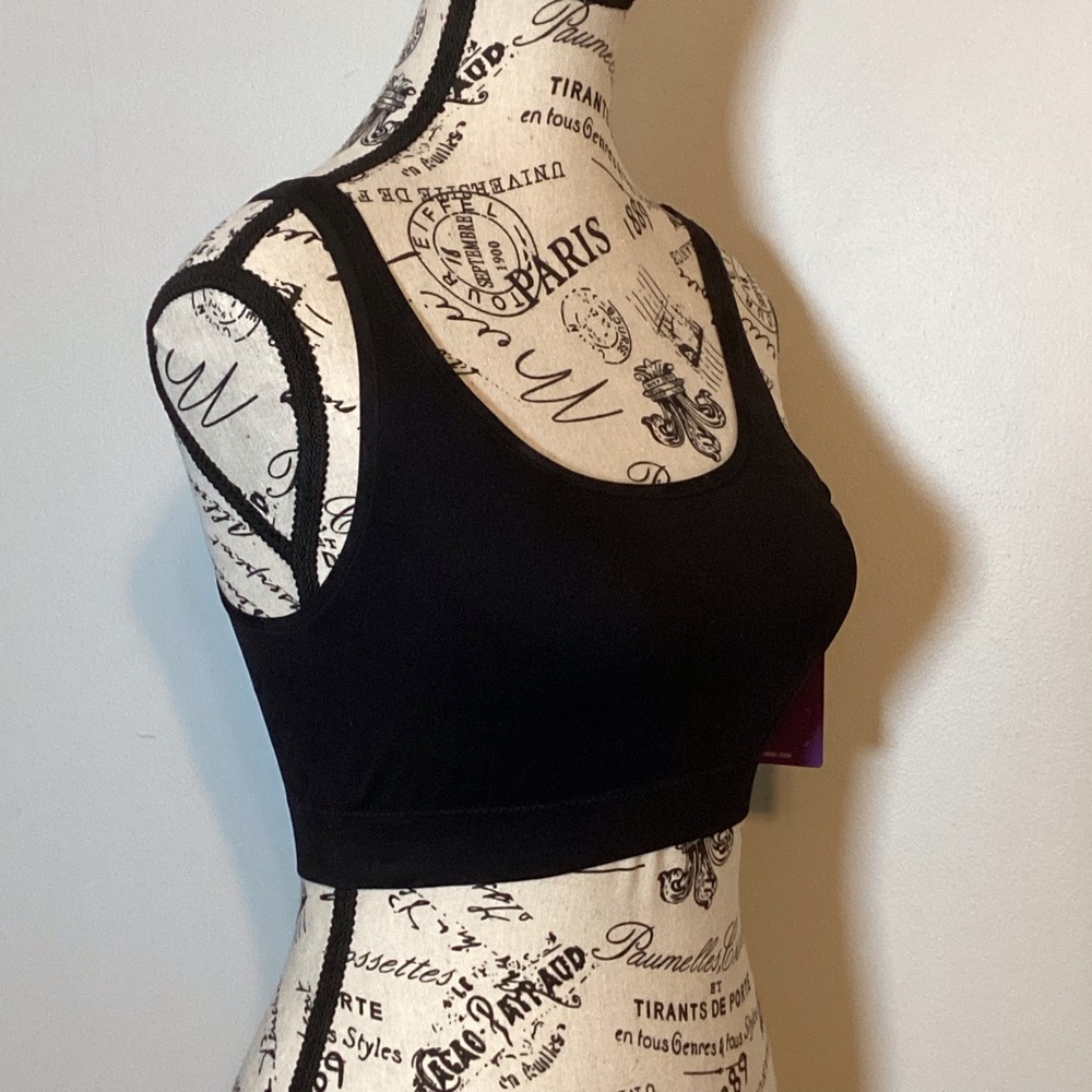 YUMMIE TANYA SEAMLESS BRALETTE BLACK Slight removable padding. NWT Size M/L